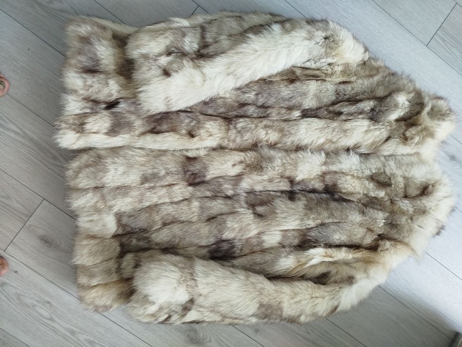 Vînd haina blana vulpe argintie