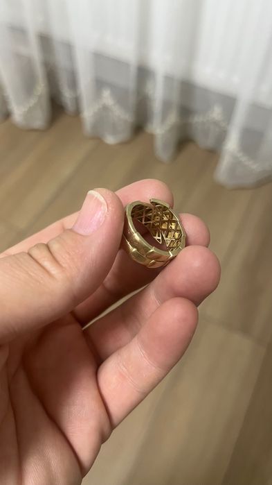 Золотое кольцо с камнями