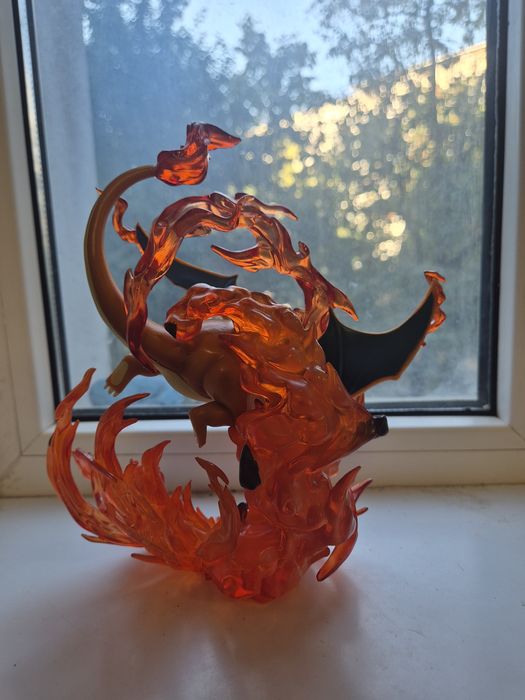 Figurina charizard din pokemon