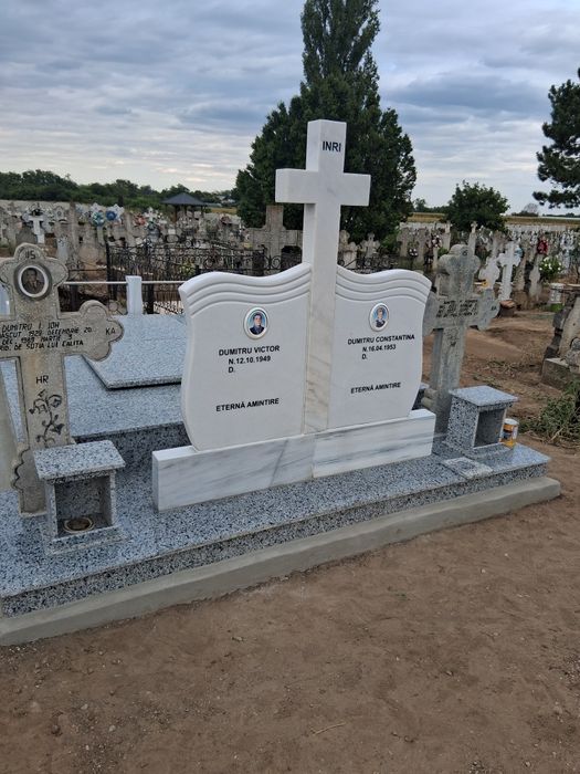 Monumente funerare...