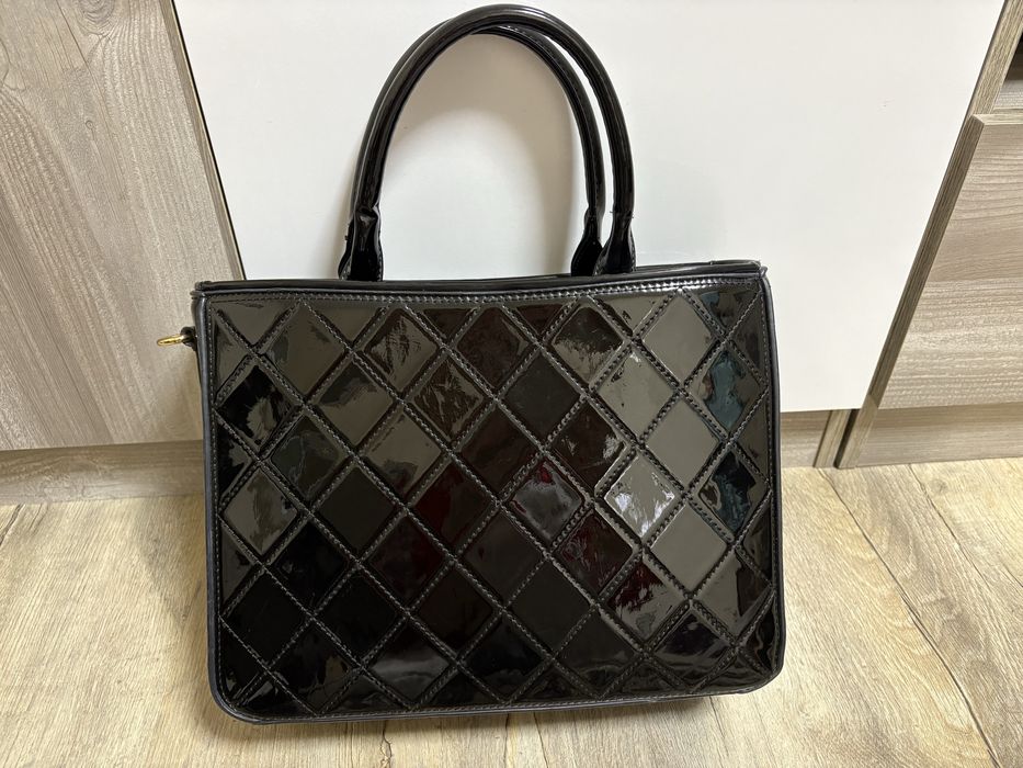 Дамска лачена чанта