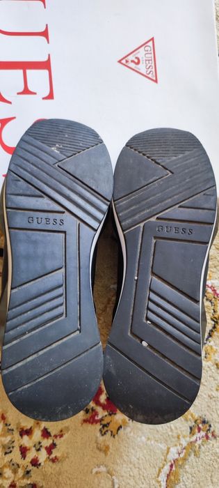 Женские кроссовки Guess