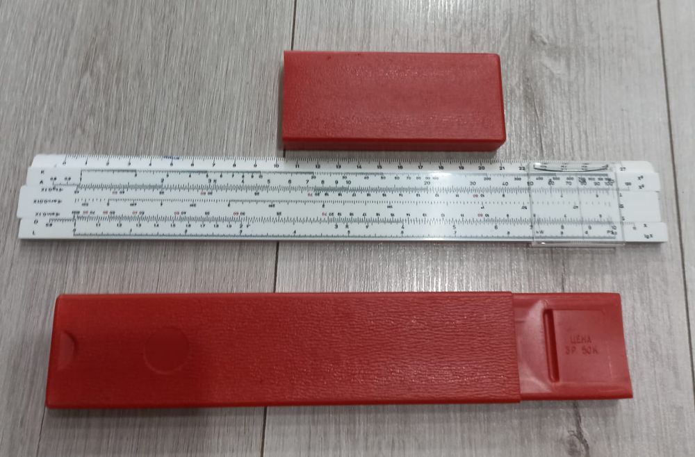 Логарифмическая линейка с книгой