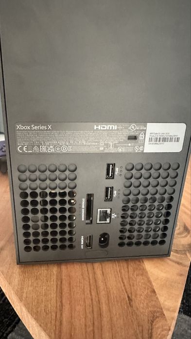 Конзола Xbox Series X 1TB черна с диск слот