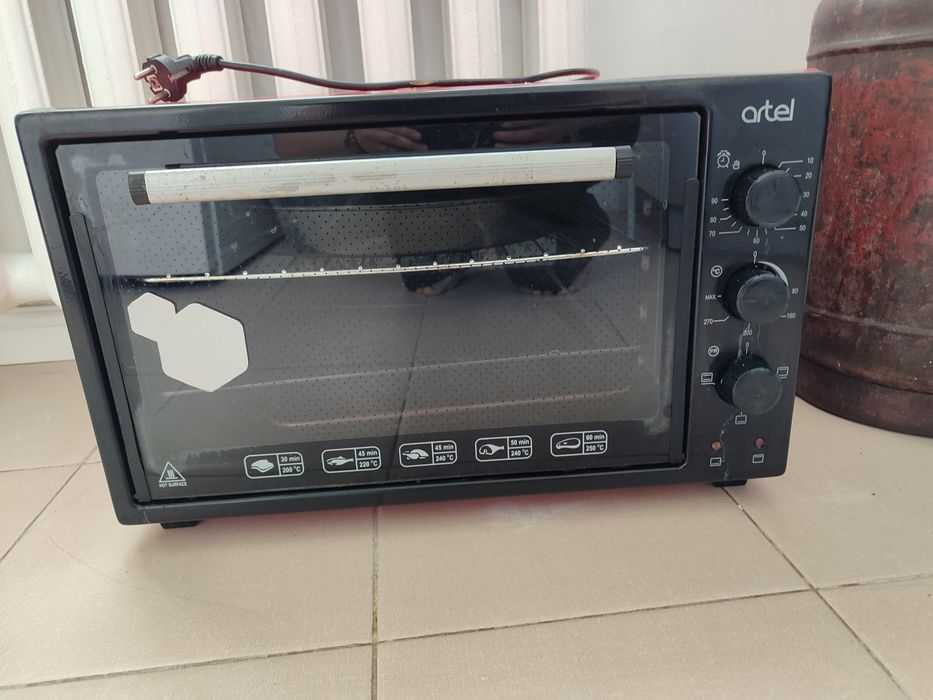 Продам духовку artel