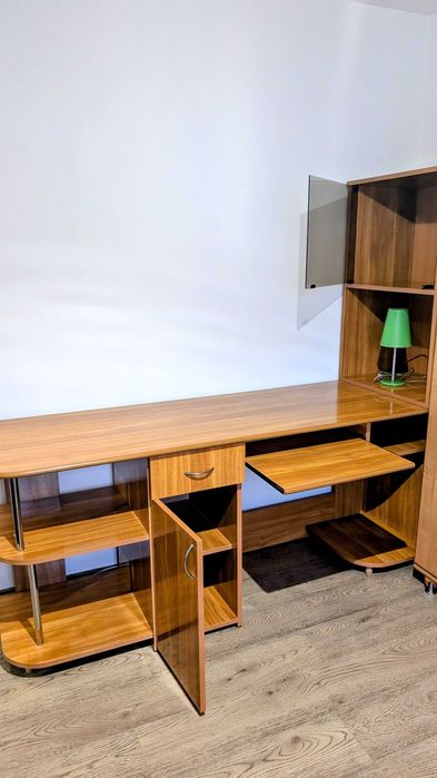 Birou calculator + raft + scaun + draperii + bonus veioză