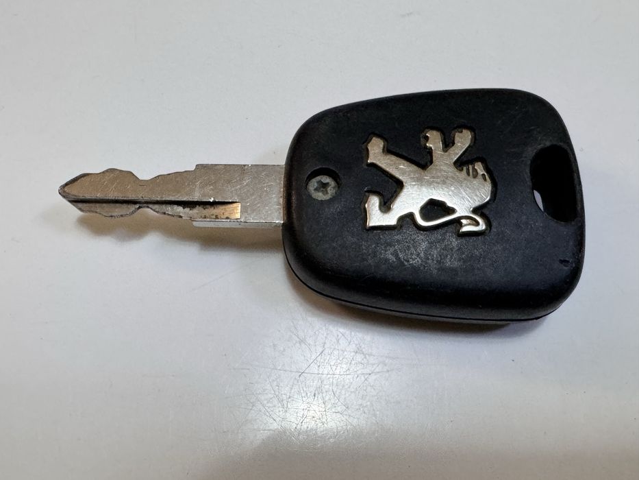 Ключ за Peugeot Citroen оригинален с 2бутова