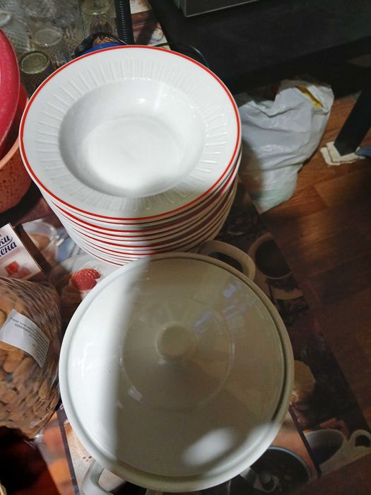 Сервиз за супа - супник и 12 дълбок чинии за супа.
