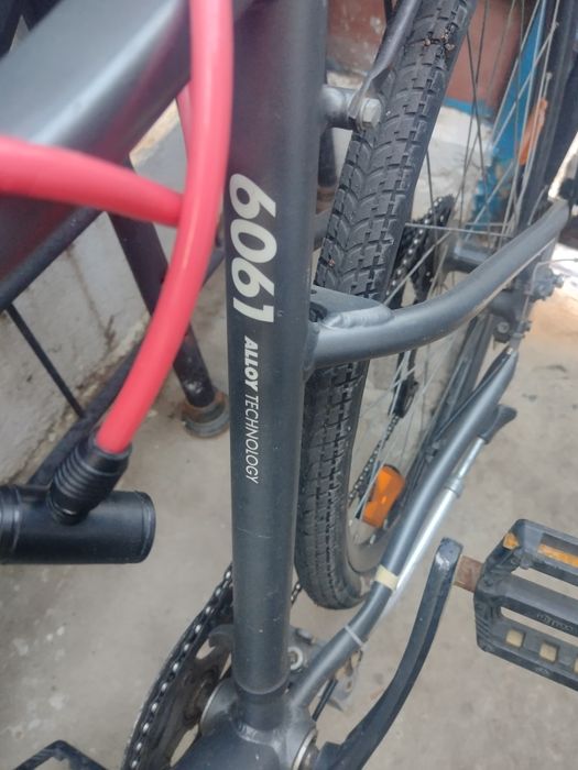 Bicicleta polivalentă în stare bună