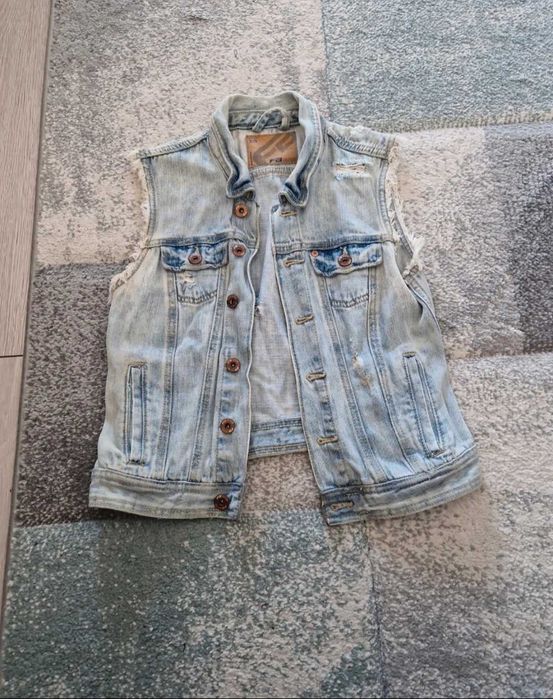 Vesta denim cu rupturi marime S