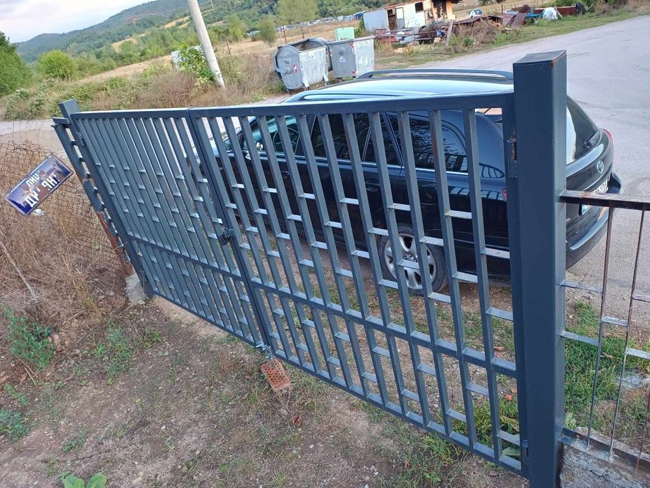 Изработка на метални порти и врати