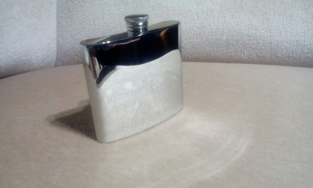 Метална бутилка за алкохол