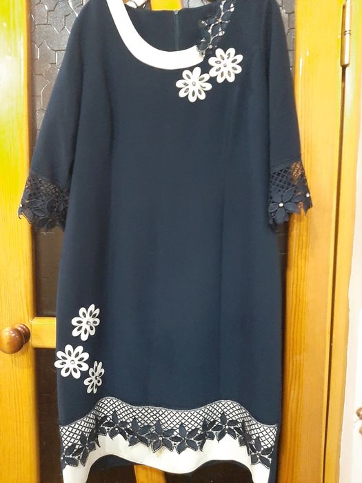 Тёмно синее платье.