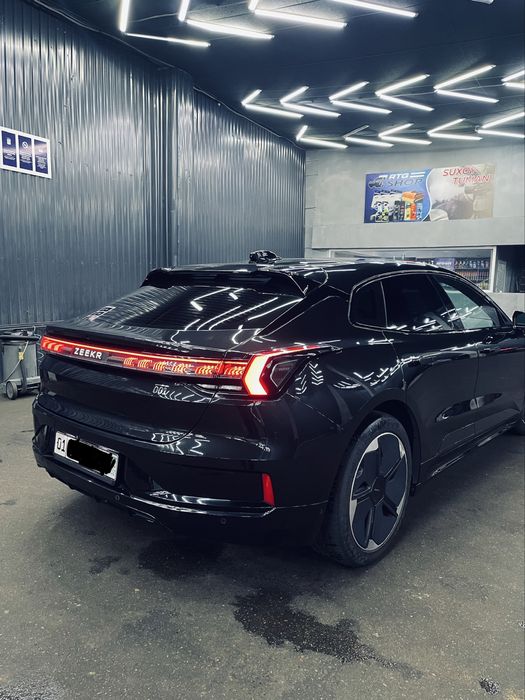 Zeekr 001.