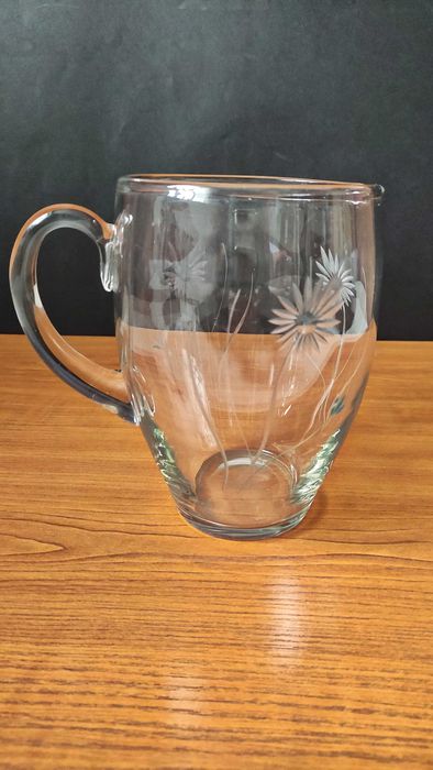 Голяма стъклена кана с гравирани цветя