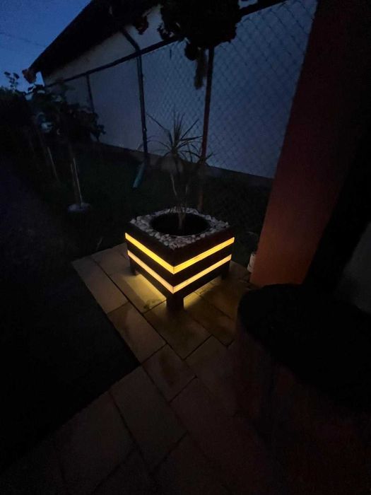 Jardinieră luminoasă din lemn cu LED – Model premium pentru exterior