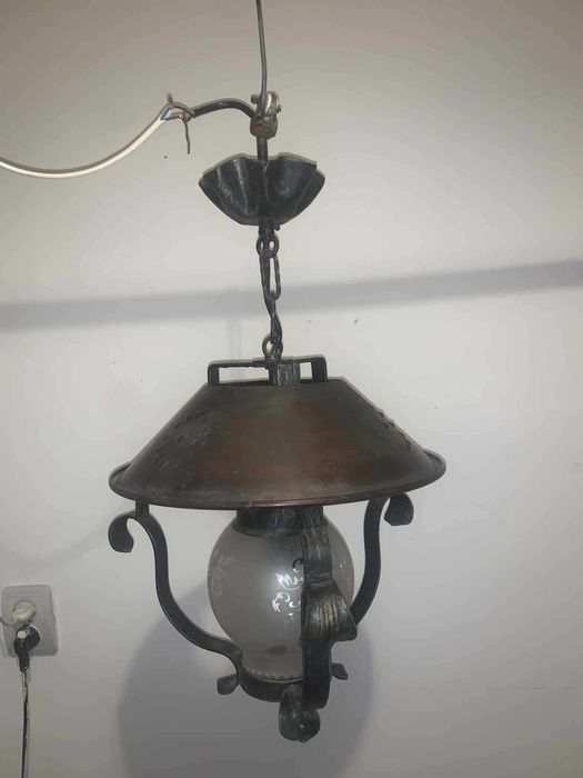 Aplica tavan din fier forjat si adajur de sticla cu ornament de cupru