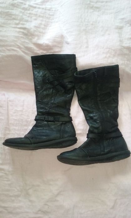 Продават се два броя ботуши