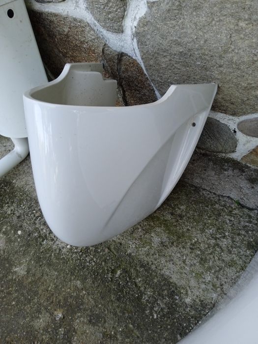 Мивки .Тоалетна чиния и казанчета..