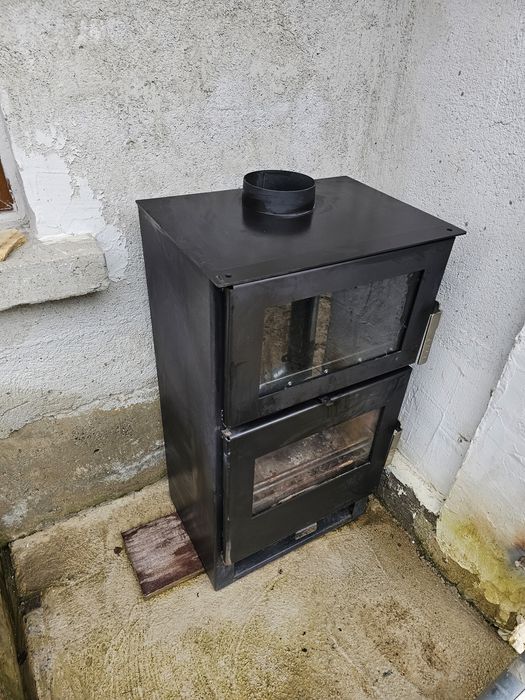 Камина на дърва.