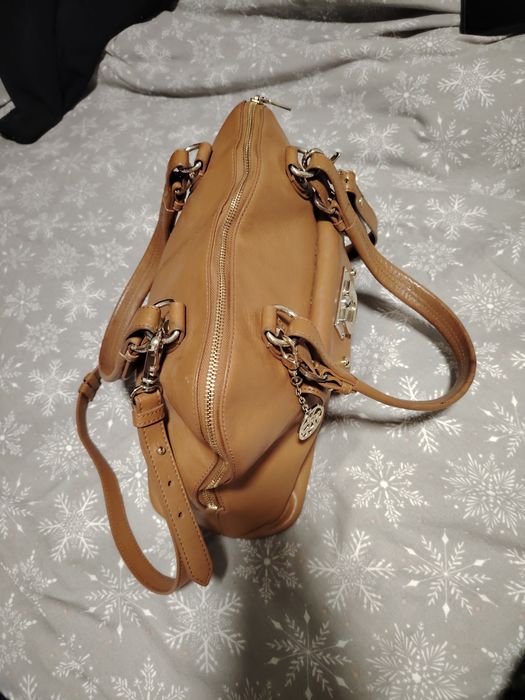 Vând geantă DKNY,foarte puțin purtata