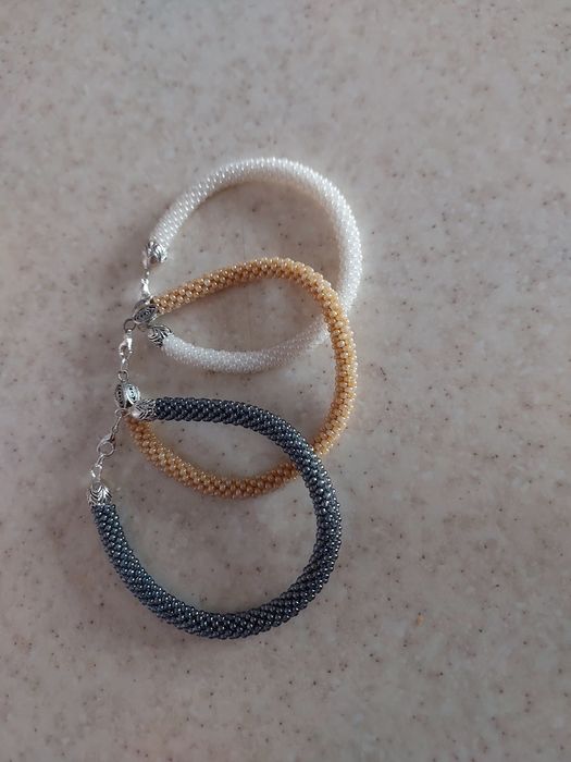 Браслет, жгут из чешского бисера