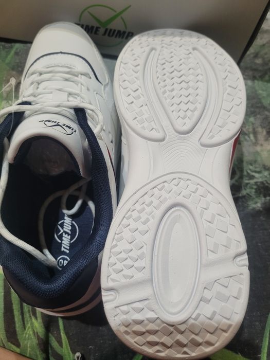 Продам срочно Кросовки новые