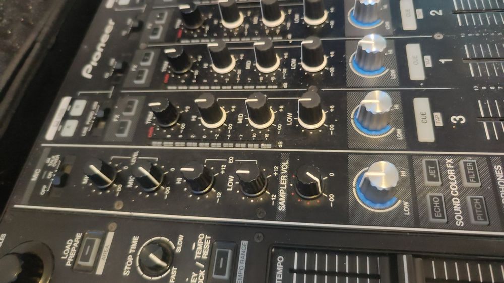 Pioneer DDJ-SZ DJ Controller + UDG case