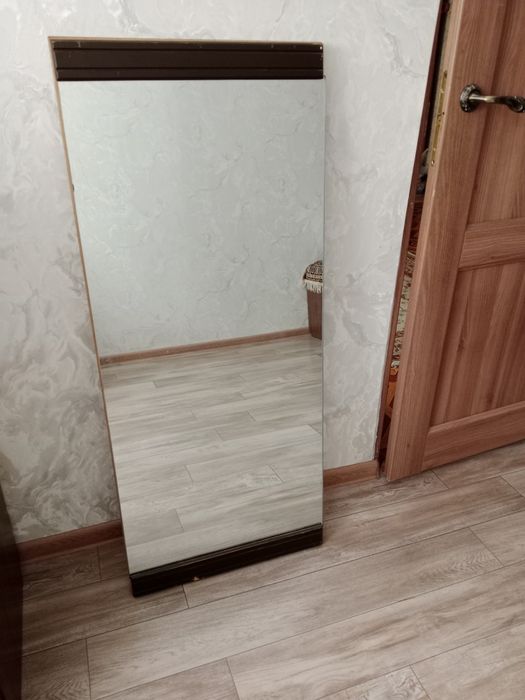 Зеркало большое. Шкаф