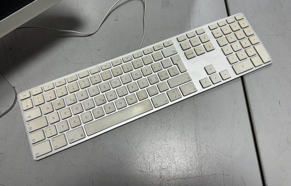 Компютър Apple Mac Pro A1115 + монитор и клавиатура