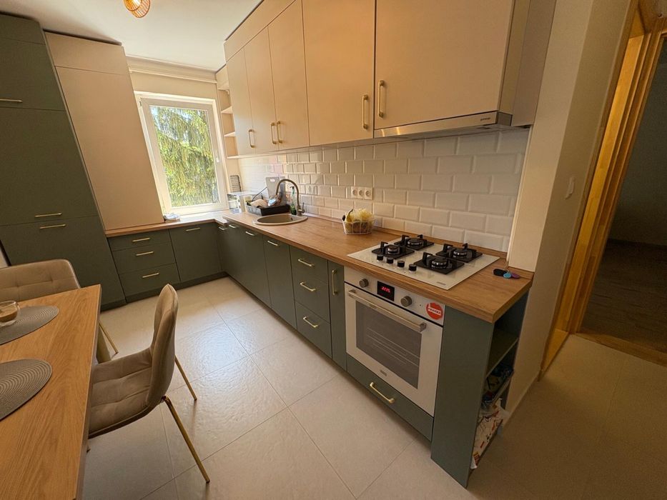 Inchiriez apartament 3 camere  Cornisa
