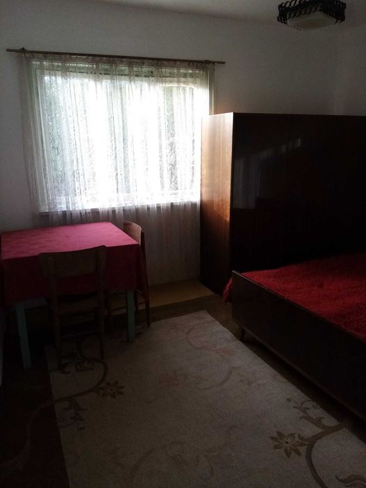 Двуетажна къща с двор