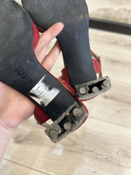 Босоножки, туфли продаются