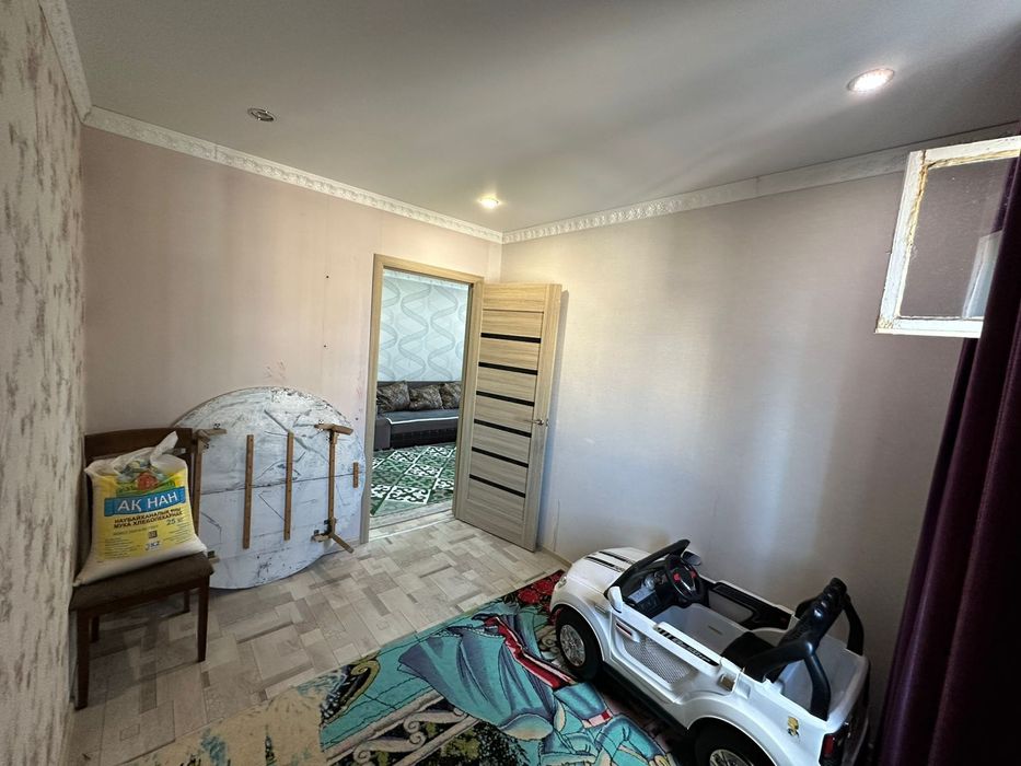 Продам 4 х комн., малогабаритную, 4 мкр, дом 23, этаж 4.