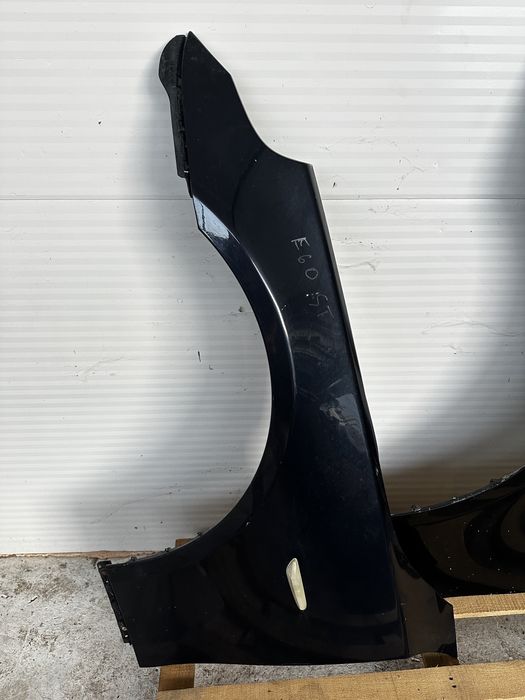 Aripa fata BMW E60 2003 2010 negru 668 si albastru inchis 381