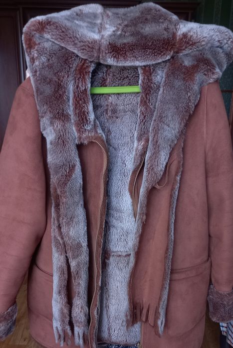 Продам,  дублёнку, очень тёплую,  с  капюшоном.