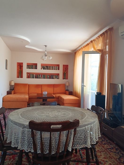 Продава двуетажна сграда жилище и два търговски обекта