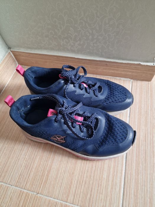 Женские кроссовки