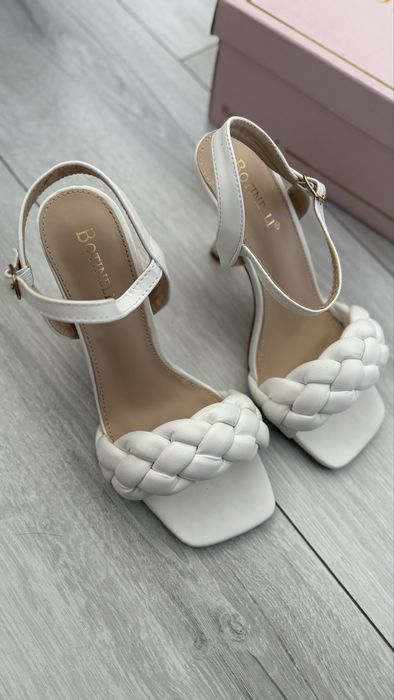 Дамски сандали на ток бяла еко кожа