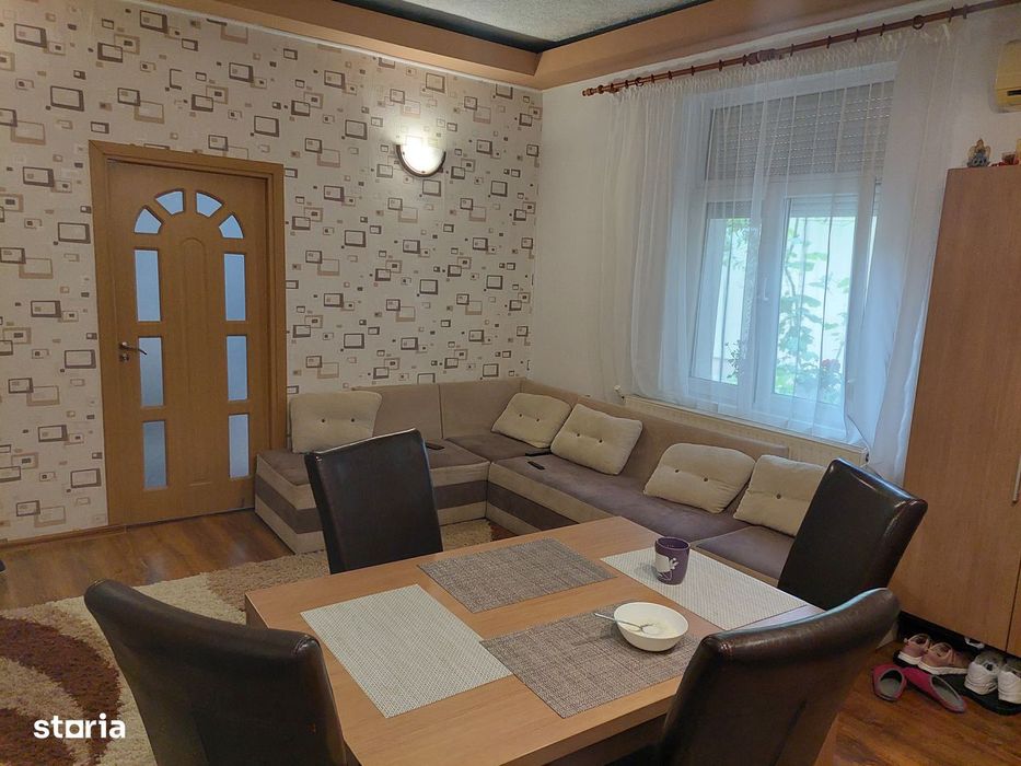 Vand casa in curte comuna