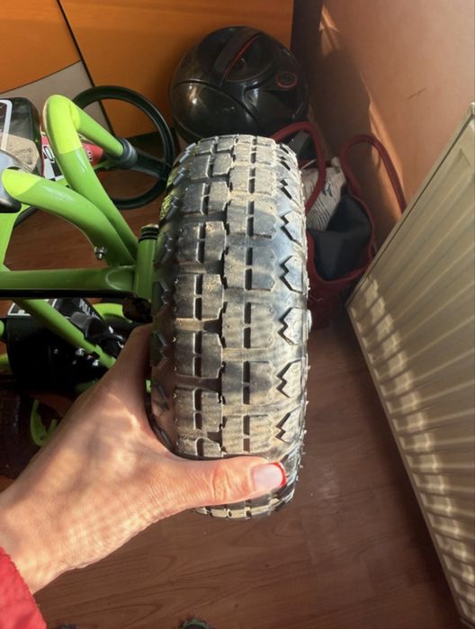 KART cu pedale pentru copiii