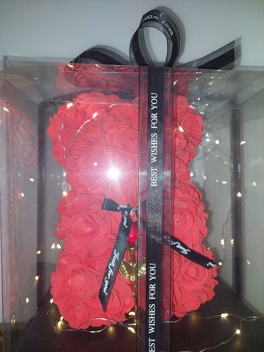 Ursulet rosu din trandafiri cu fundita la gat cu instalatie trandafir