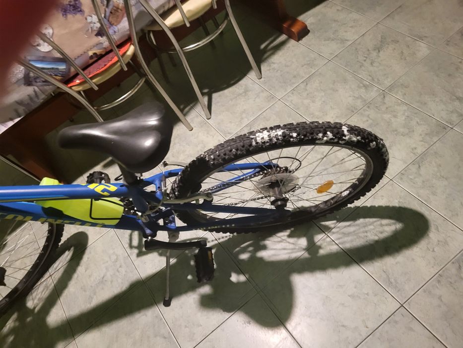 Bicicletă de copii mici cu sunspensie față și are 6 viteze