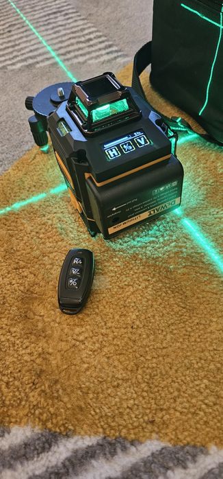 Лазерен нивелир Dewalt DW089LG и неговите аксесоари.