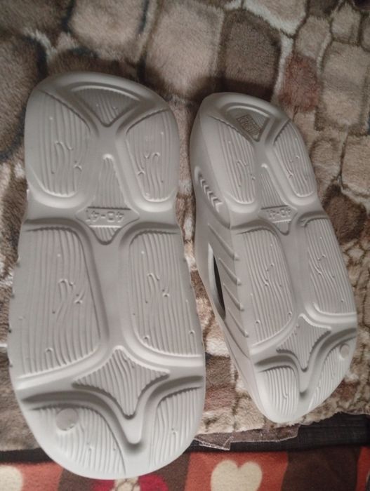 Vând o pereche de papuci nr.39-41și curele elegante barbatesti 130 cm