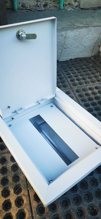 Продам щит металлический под автоматы ШРВ-12