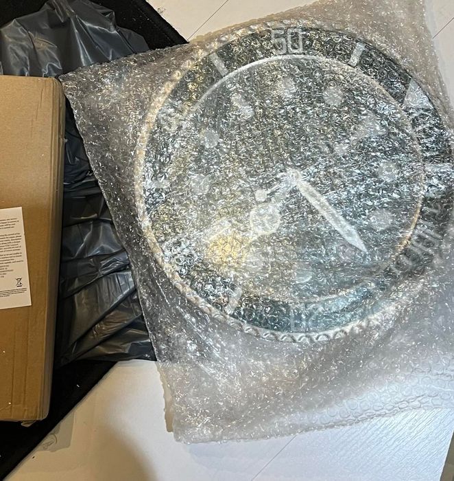 Часовници за стена в два цвята