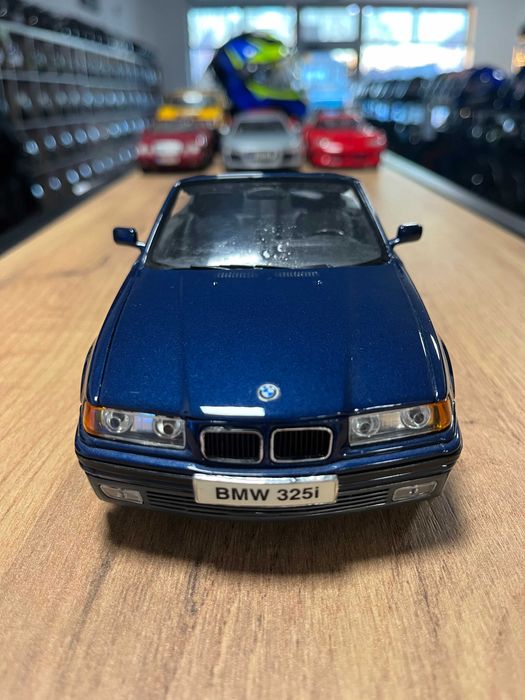 Mетална колекционерска количка модел BMW 325i. 1:18 MAISTO