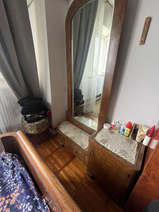 Mobila veche de lemn masiv