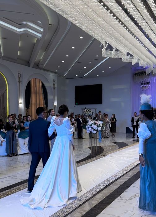 Предлагается к продаже свадебное платье.